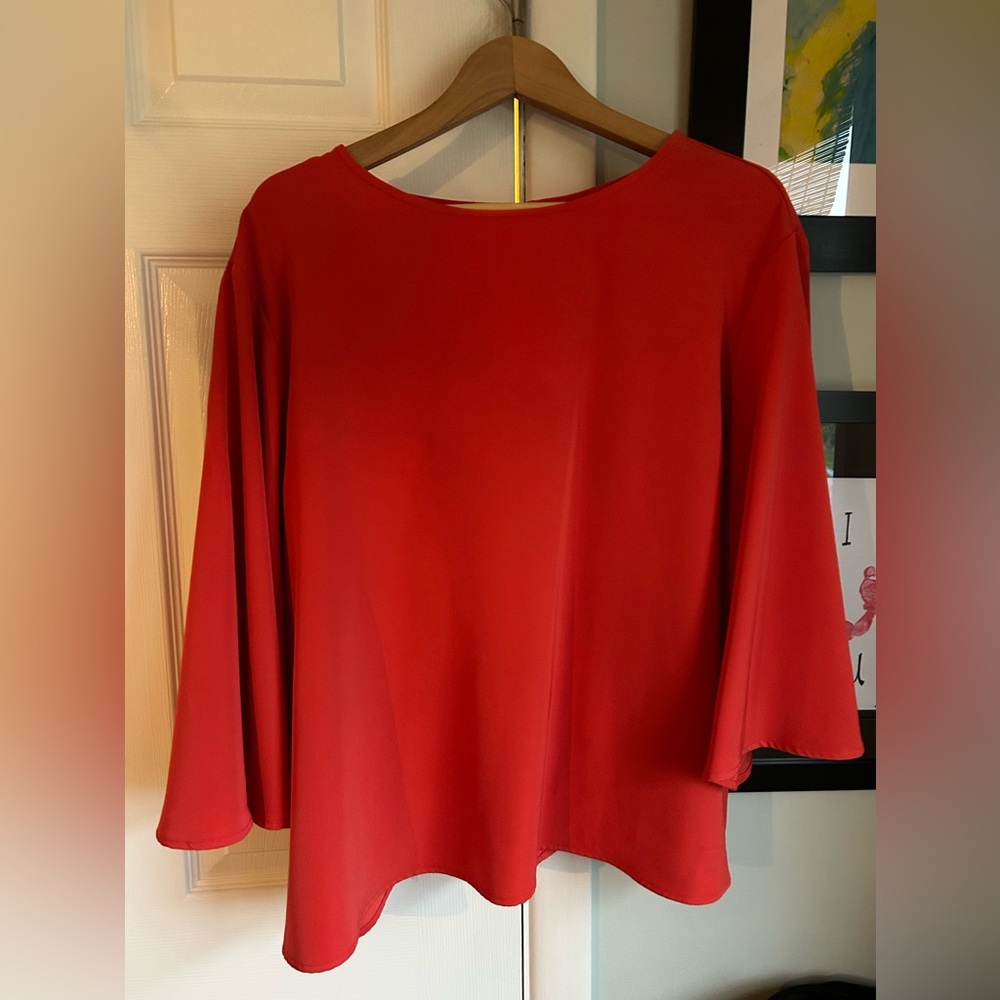 Like new top, doesn’t wrinkle very flattering, cleaning out my closet.